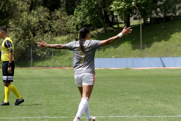 Show das meninas em campo e vaga antecipada a próxima fase