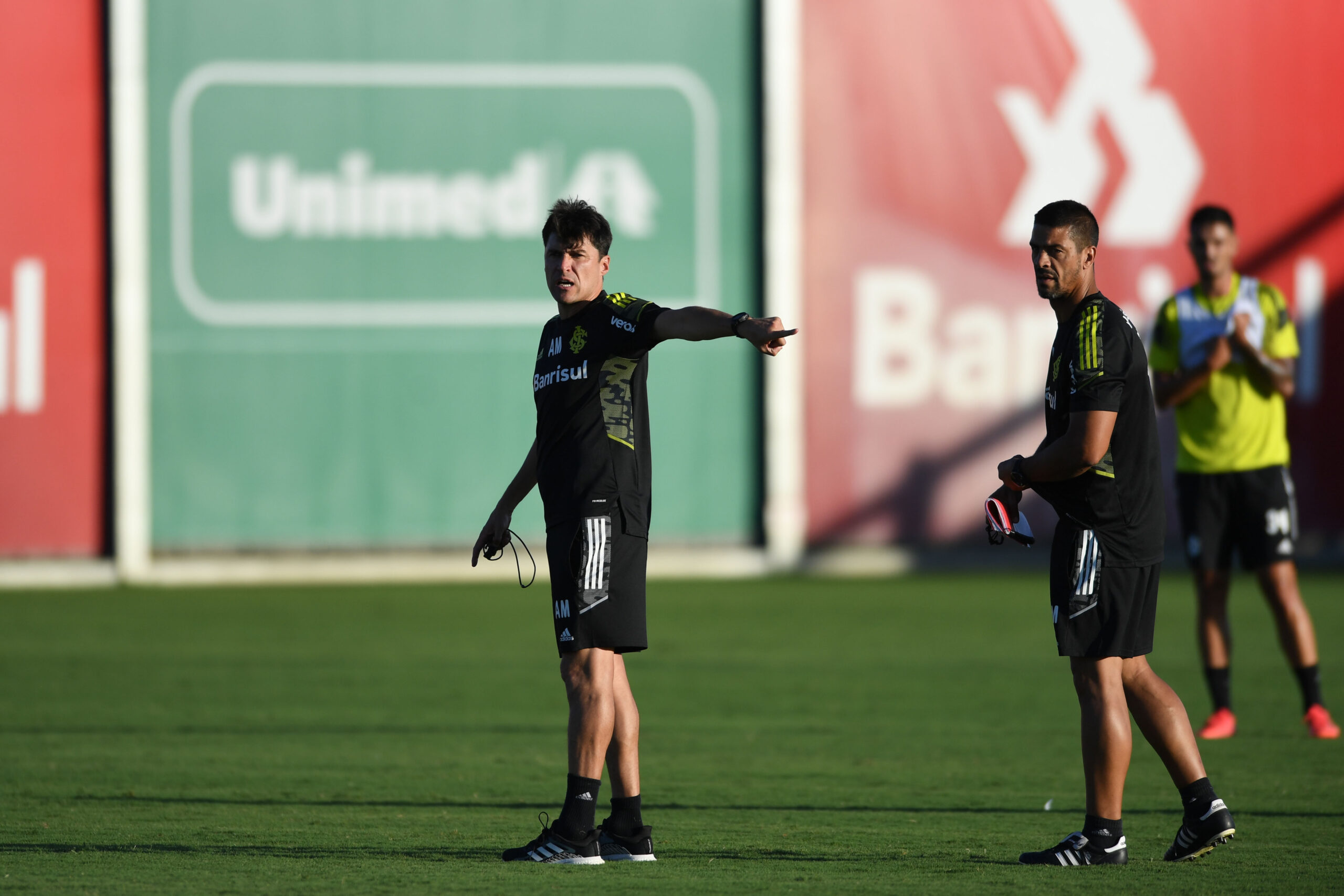 Leia mais sobre o artigo Jogadores do elenco colorado que vem sofrendo sondagens e podem deixar o clube