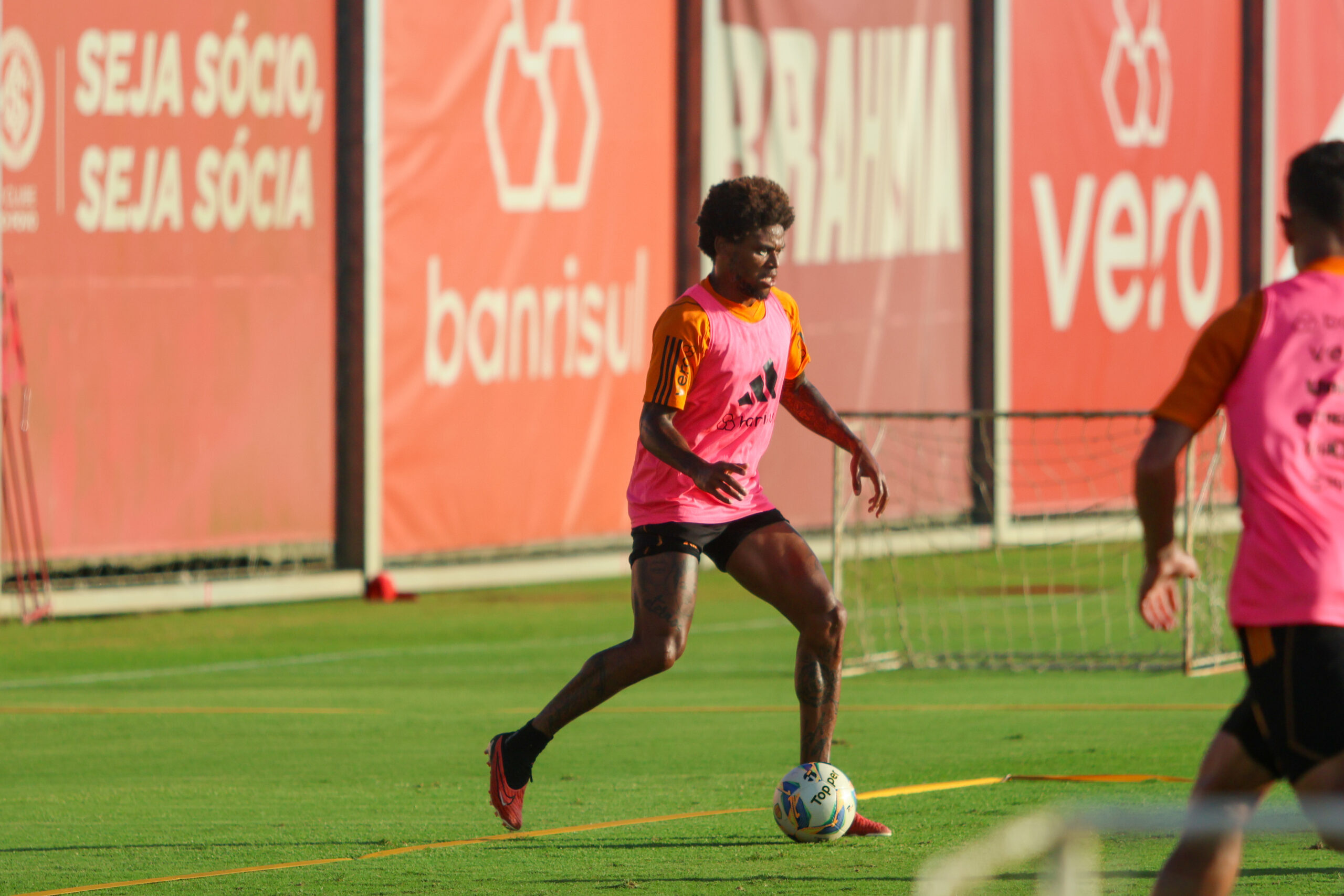 Leia mais sobre o artigo Luiz Adriano tem situação encaminhada para deixar o Beira-Rio