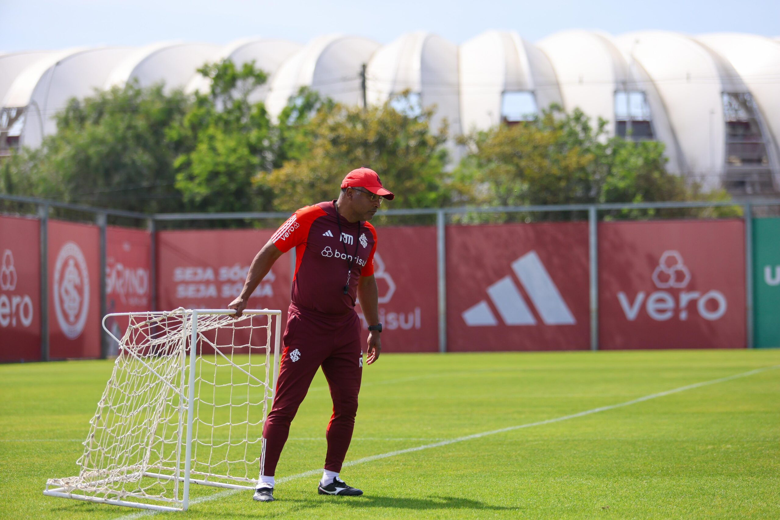 Leia mais sobre o artigo Roger Machado poderá ter importantes retornos para o GRENAL 443